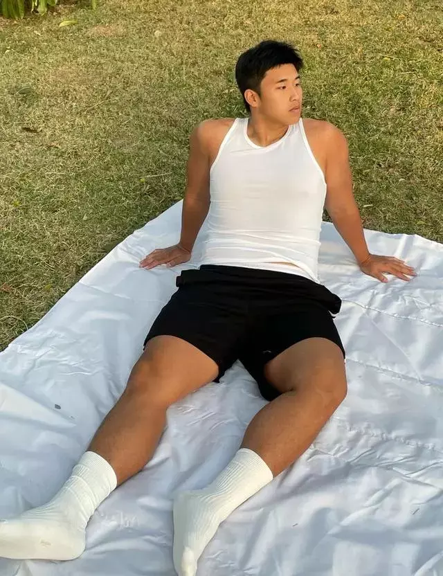 这枚黑皮足球运动员有点壮,白袜也很上头哦 这枚黑皮足球运动员有点壮,白袜也很上头哦