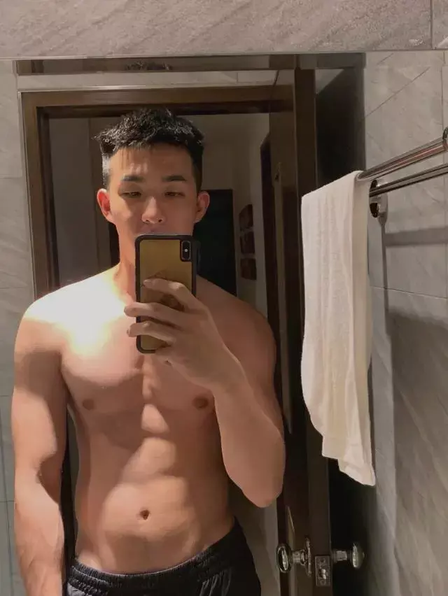 这枚台湾的肌肉小狼狗爱秀人鱼线 这枚台湾的肌肉小狼狗爱秀人鱼线