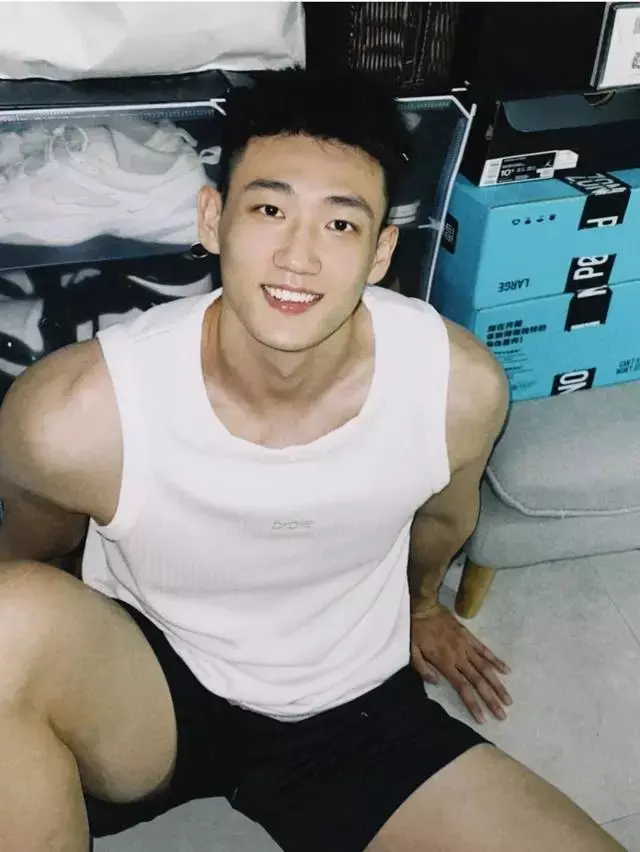 190的阳光少年,练出的一身腱子肉让他尽显男儿本色! 190的阳光少年,练出的一身腱子肉让他尽显男儿本色!