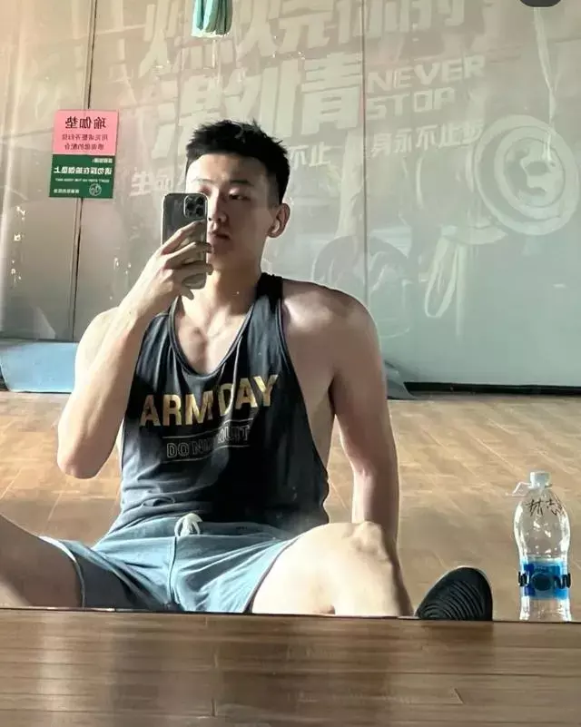 190的阳光少年,练出的一身腱子肉让他尽显男儿本色! 190的阳光少年,练出的一身腱子肉让他尽显男儿本色!