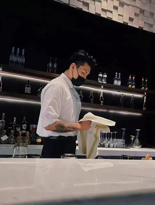 正装肌肉调酒师,好身材比酒更容易让人醉 正装肌肉调酒师,好身材比酒更容易让人醉
