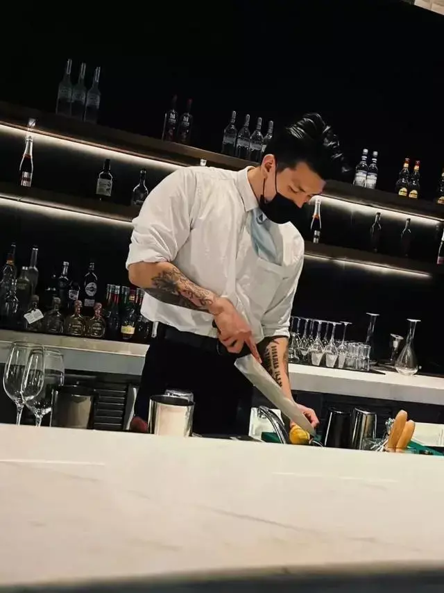 正装肌肉调酒师,好身材比酒更容易让人醉 正装肌肉调酒师,好身材比酒更容易让人醉