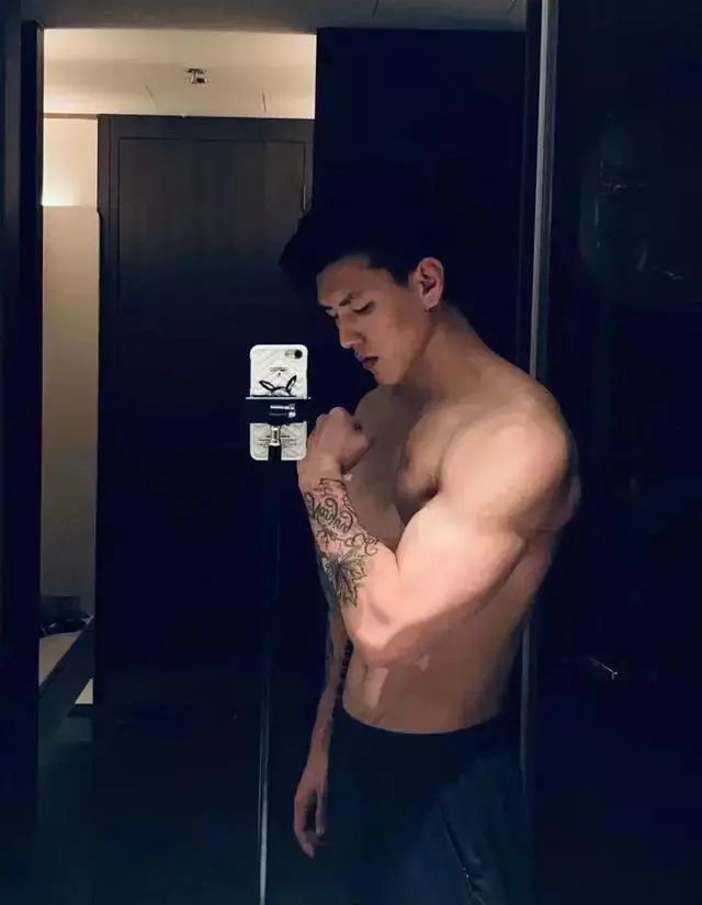 正装肌肉调酒师,好身材比酒更容易让人醉 正装肌肉调酒师,好身材比酒更容易让人醉