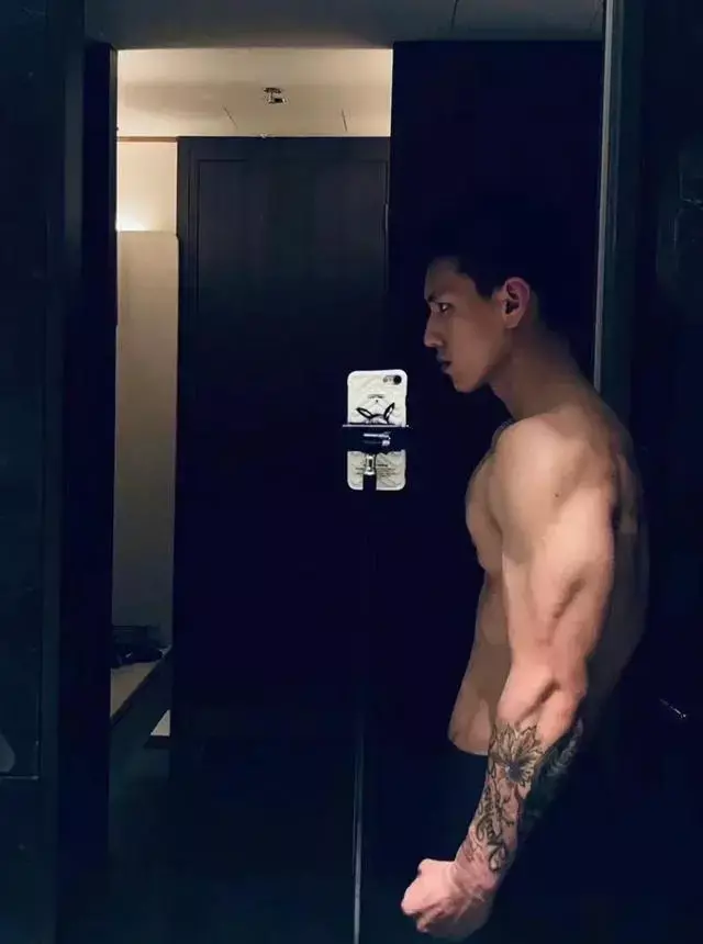 正装肌肉调酒师,好身材比酒更容易让人醉 正装肌肉调酒师,好身材比酒更容易让人醉