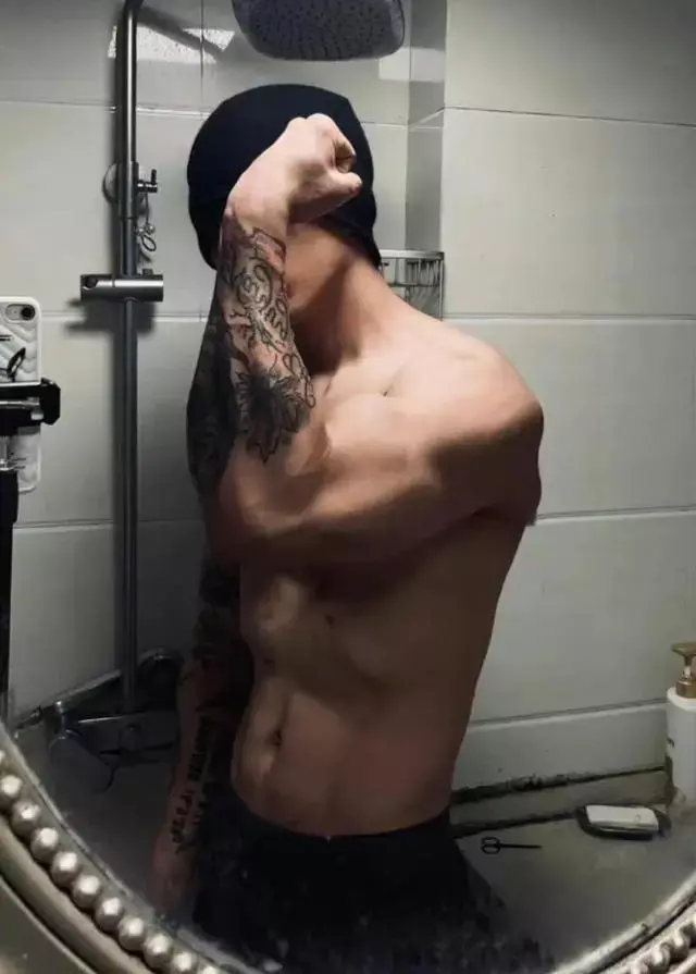 正装肌肉调酒师,好身材比酒更容易让人醉 正装肌肉调酒师,好身材比酒更容易让人醉
