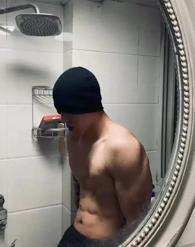 正装肌肉调酒师,好身材比酒更容易让人醉 正装肌肉调酒师,好身材比酒更容易让人醉