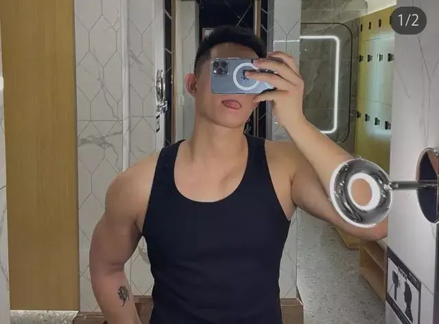 爱吐舌的白袜肌肉直男,吐舌卖萌的模样太欲了 爱吐舌的白袜肌肉直男,吐舌卖萌的模样太欲了