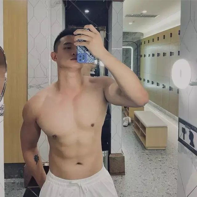 爱吐舌的白袜肌肉直男,吐舌卖萌的模样太欲了 爱吐舌的白袜肌肉直男,吐舌卖萌的模样太欲了