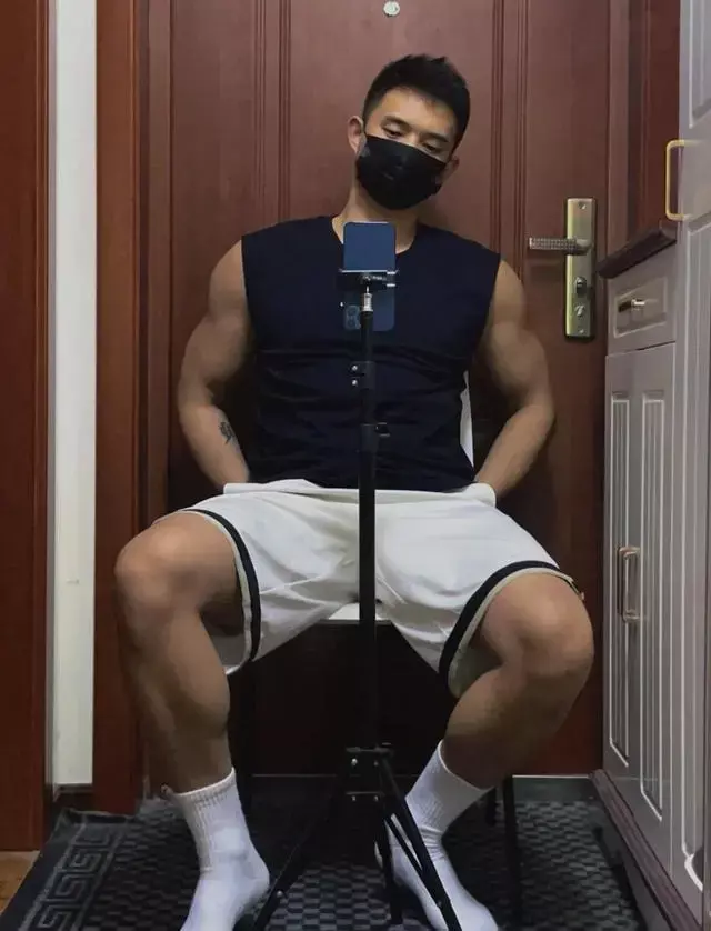 爱吐舌的白袜肌肉直男,吐舌卖萌的模样太欲了 爱吐舌的白袜肌肉直男,吐舌卖萌的模样太欲了