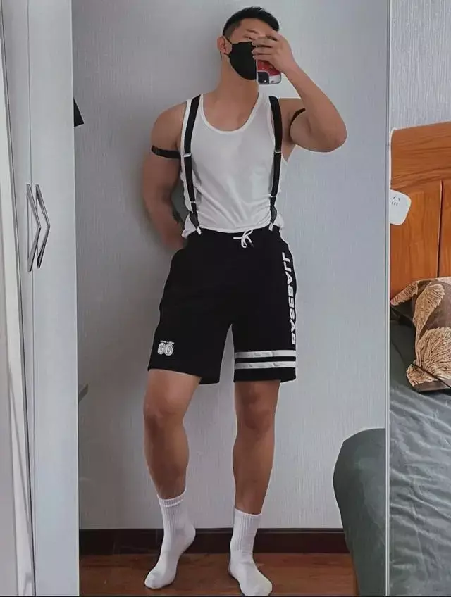 爱吐舌的白袜肌肉直男,吐舌卖萌的模样太欲了 爱吐舌的白袜肌肉直男,吐舌卖萌的模样太欲了