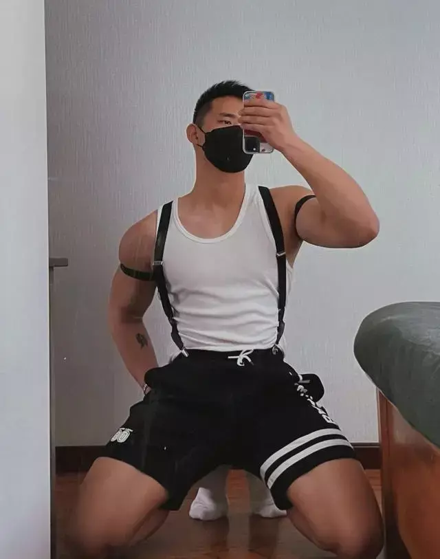 爱吐舌的白袜肌肉直男,吐舌卖萌的模样太欲了 爱吐舌的白袜肌肉直男,吐舌卖萌的模样太欲了