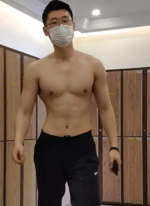 抓拍更衣室里戴眼镜的斯文肌肉帅哥,很阳光呢! 抓拍更衣室里戴眼镜的斯文肌肉帅哥,很阳光呢!