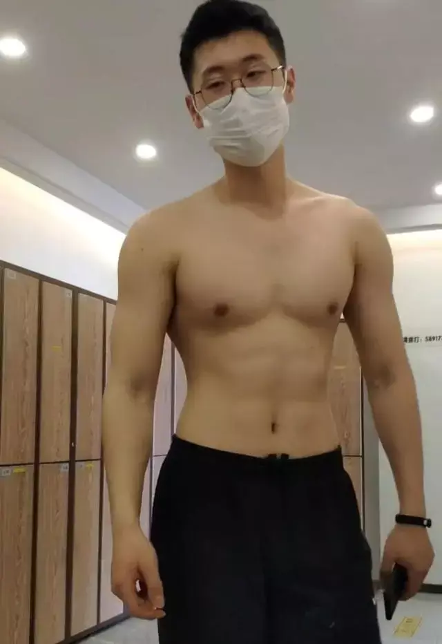 抓拍更衣室里戴眼镜的斯文肌肉帅哥,很阳光呢! 抓拍更衣室里戴眼镜的斯文肌肉帅哥,很阳光呢!