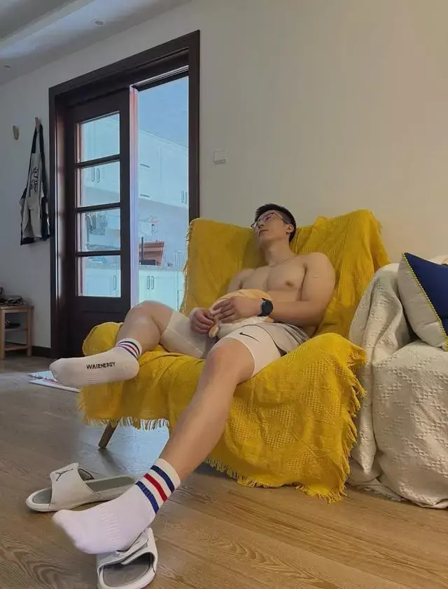 一身肌肉的居家小哥哥,身材结实匀称很养眼呢! 一身肌肉的居家小哥哥,身材结实匀称很养眼呢!