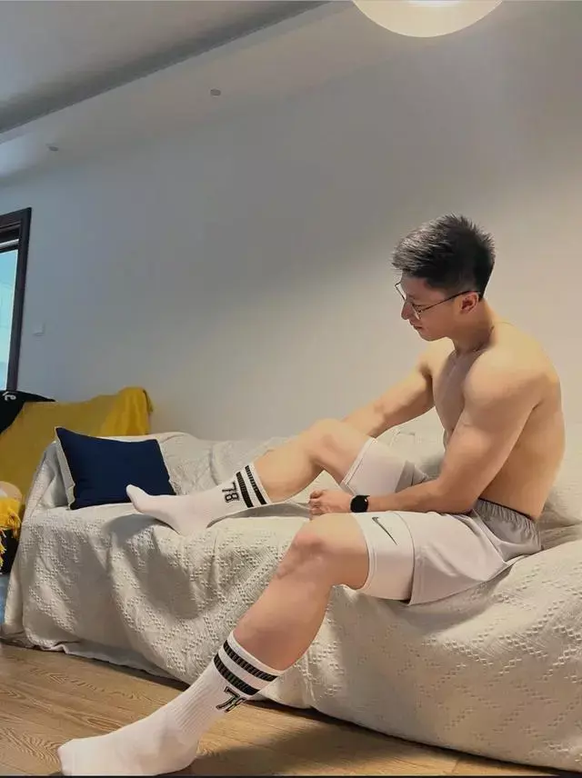 一身肌肉的居家小哥哥,身材结实匀称很养眼呢! 一身肌肉的居家小哥哥,身材结实匀称很养眼呢!