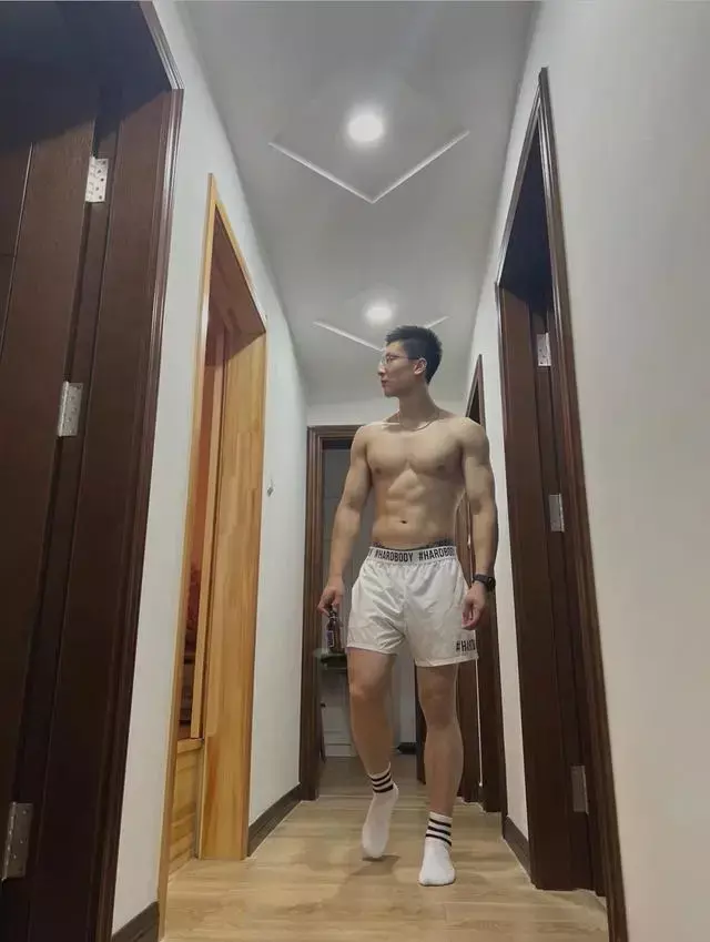 一身肌肉的居家小哥哥,身材结实匀称很养眼呢! 一身肌肉的居家小哥哥,身材结实匀称很养眼呢!