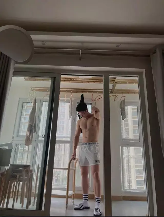 一身肌肉的居家小哥哥,身材结实匀称很养眼呢! 一身肌肉的居家小哥哥,身材结实匀称很养眼呢!