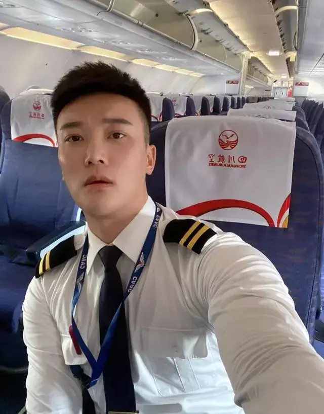 又高又壮的肌肉空少,一身肌肉男人味十足 又高又壮的肌肉空少,一身肌肉男人味十足