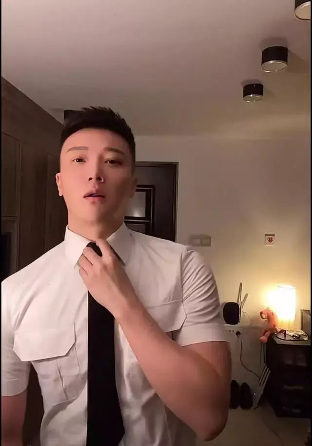 又高又壮的肌肉空少,一身肌肉男人味十足 又高又壮的肌肉空少,一身肌肉男人味十足