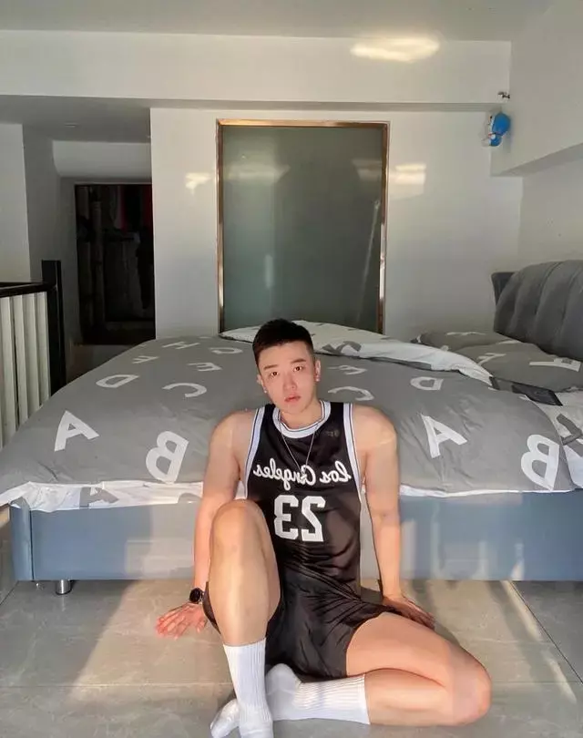 又高又壮的肌肉空少,一身肌肉男人味十足 又高又壮的肌肉空少,一身肌肉男人味十足