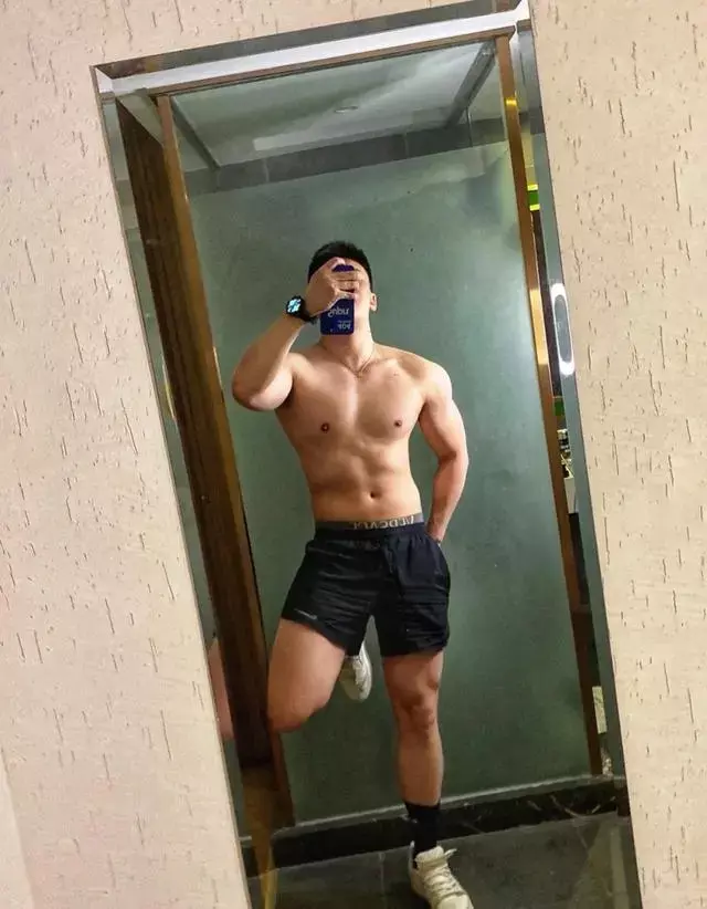 又高又壮的肌肉空少,一身肌肉男人味十足 又高又壮的肌肉空少,一身肌肉男人味十足