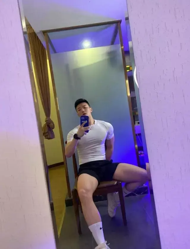 又高又壮的肌肉空少,一身肌肉男人味十足 又高又壮的肌肉空少,一身肌肉男人味十足