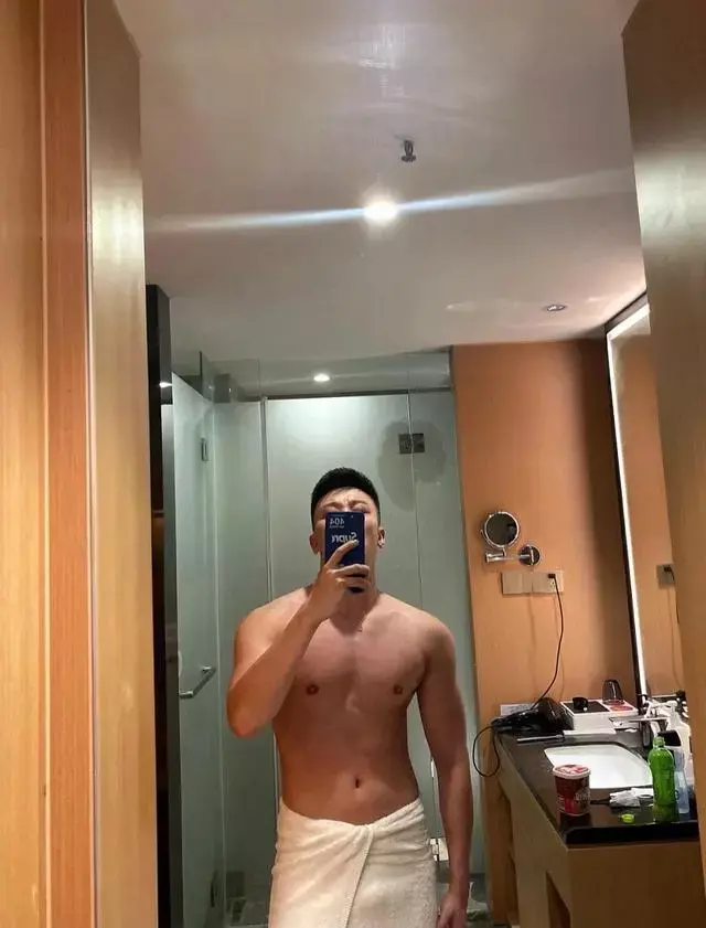 又高又壮的肌肉空少,一身肌肉男人味十足 又高又壮的肌肉空少,一身肌肉男人味十足