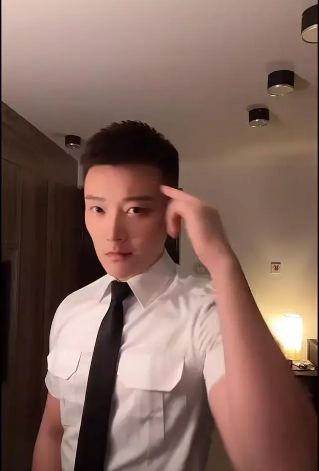 又高又壮的肌肉空少,一身肌肉男人味十足 又高又壮的肌肉空少,一身肌肉男人味十足
