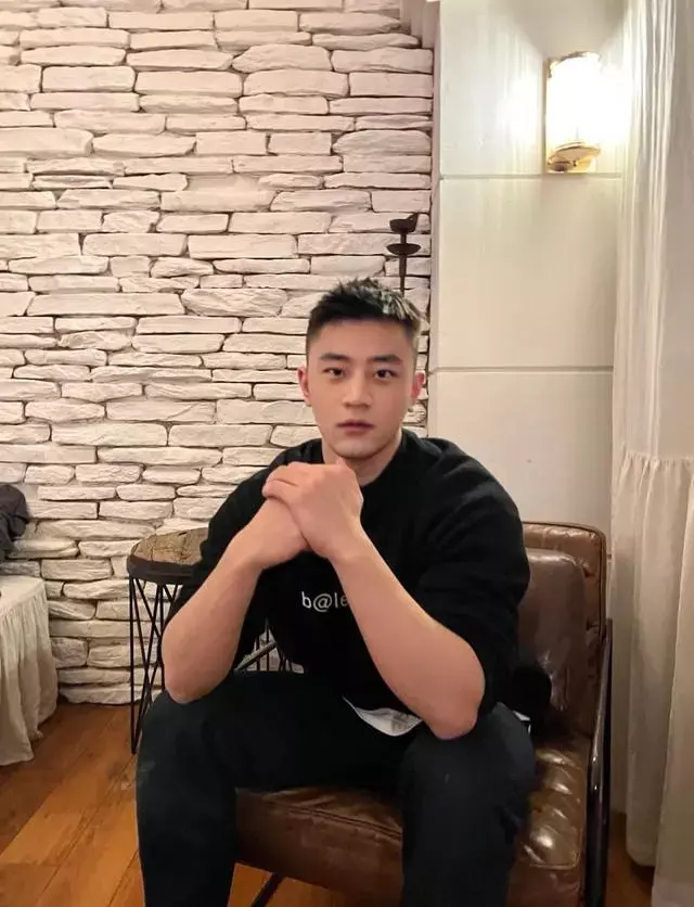 人畜无害的小奶狗身材健壮迷人,让人心动! 人畜无害的小奶狗身材健壮迷人,让人心动!