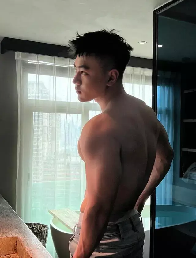 人畜无害的小奶狗身材健壮迷人,让人心动! 人畜无害的小奶狗身材健壮迷人,让人心动!