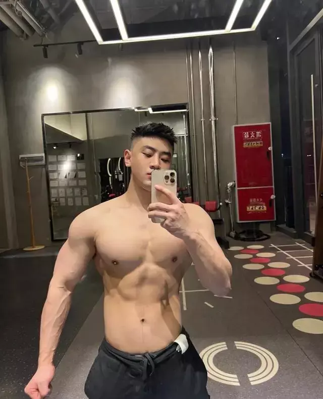 人畜无害的小奶狗身材健壮迷人,让人心动! 人畜无害的小奶狗身材健壮迷人,让人心动!