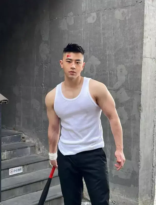 人畜无害的小奶狗身材健壮迷人,让人心动! 人畜无害的小奶狗身材健壮迷人,让人心动!