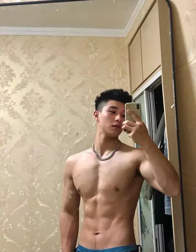 喜欢玩自拍的肌肉小狼狗,这身材很难不爱 喜欢玩自拍的肌肉小狼狗,这身材很难不爱