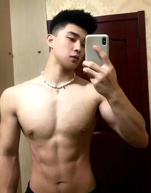 喜欢玩自拍的肌肉小狼狗,这身材很难不爱 喜欢玩自拍的肌肉小狼狗,这身材很难不爱