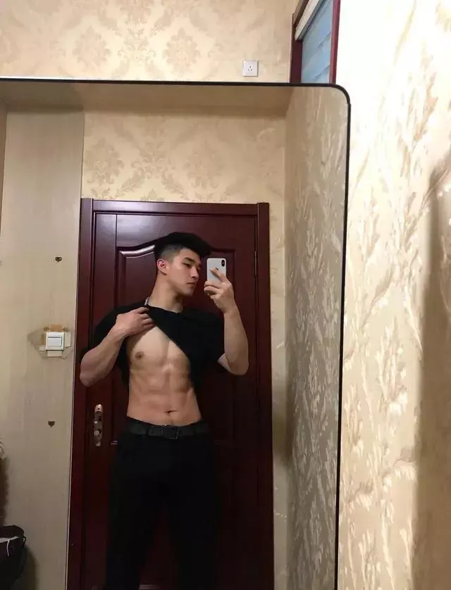 喜欢玩自拍的肌肉小狼狗,这身材很难不爱 喜欢玩自拍的肌肉小狼狗,这身材很难不爱