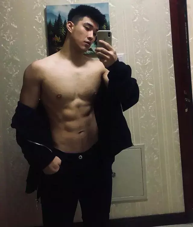 喜欢玩自拍的肌肉小狼狗,这身材很难不爱 喜欢玩自拍的肌肉小狼狗,这身材很难不爱