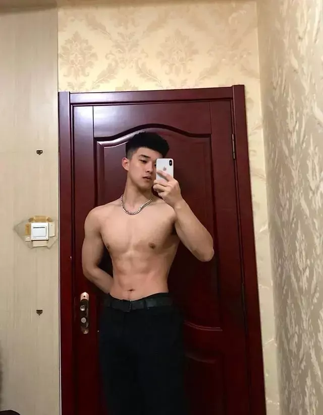 喜欢玩自拍的肌肉小狼狗,这身材很难不爱 喜欢玩自拍的肌肉小狼狗,这身材很难不爱