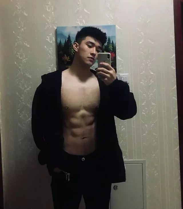喜欢玩自拍的肌肉小狼狗,这身材很难不爱 喜欢玩自拍的肌肉小狼狗,这身材很难不爱