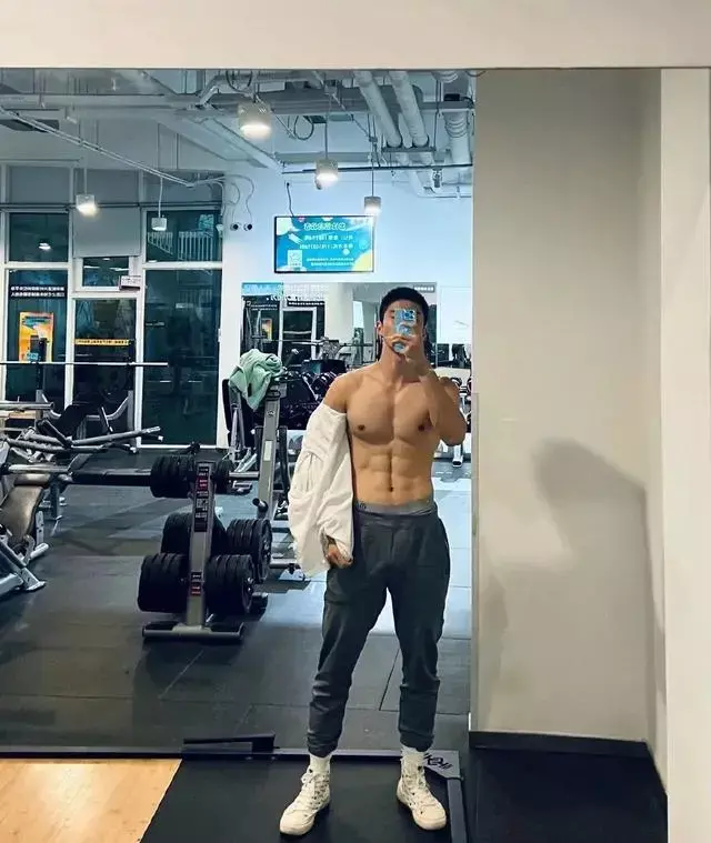 八块腹肌的网红健身博主,这身肌肉馋哭了好多人! 八块腹肌的网红健身博主,这身肌肉馋哭了好多人!