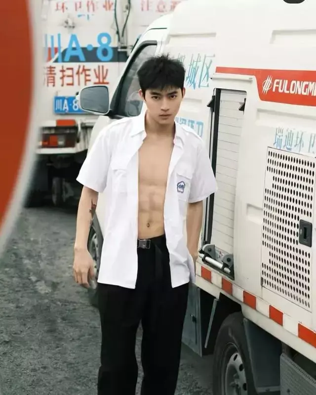 斯文帅哥撩起衣服秀腹肌,这身材谁顶得住? 斯文帅哥撩起衣服秀腹肌,这身材谁顶得住?