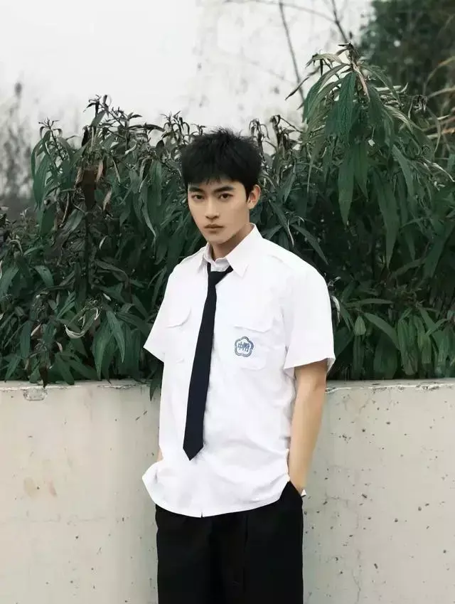 斯文帅哥撩起衣服秀腹肌,这身材谁顶得住? 斯文帅哥撩起衣服秀腹肌,这身材谁顶得住?
