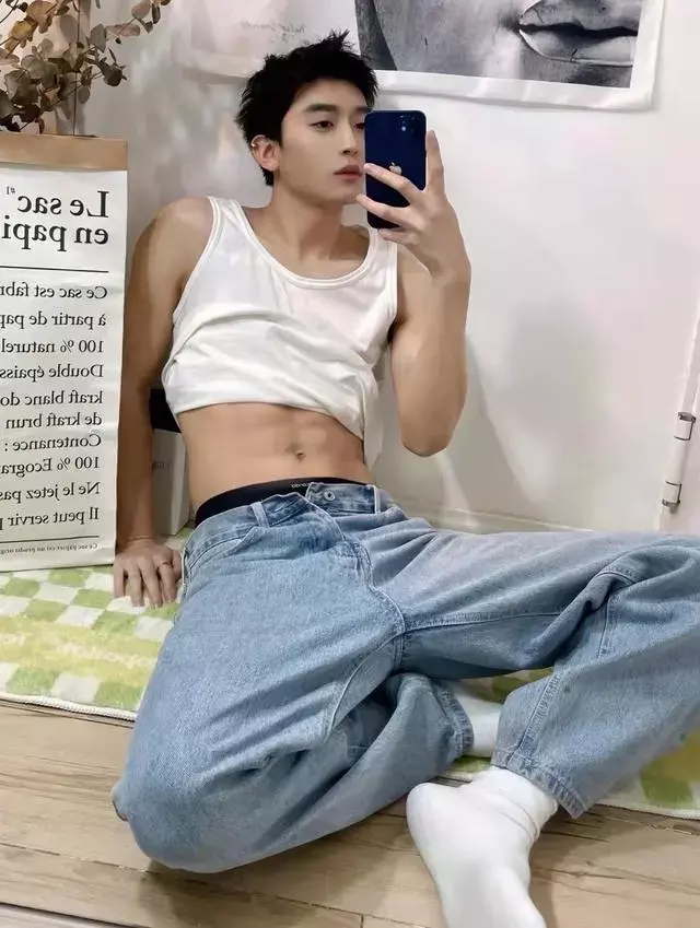 斯文帅哥撩起衣服秀腹肌,这身材谁顶得住? 斯文帅哥撩起衣服秀腹肌,这身材谁顶得住?