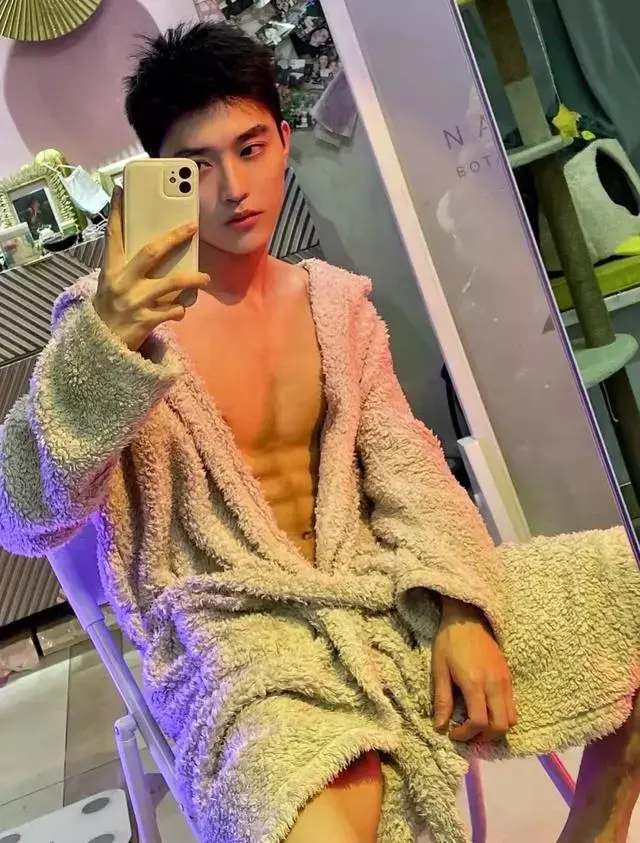 斯文帅哥撩起衣服秀腹肌,这身材谁顶得住? 斯文帅哥撩起衣服秀腹肌,这身材谁顶得住?