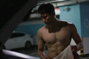在停车场换衣服被抓拍的肌肉型男,这身材爱了-大壹博客