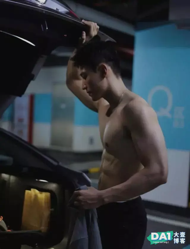 在停车场换衣服被抓拍的肌肉型男,这身材爱了 在停车场换衣服被抓拍的肌肉型男,这身材爱了