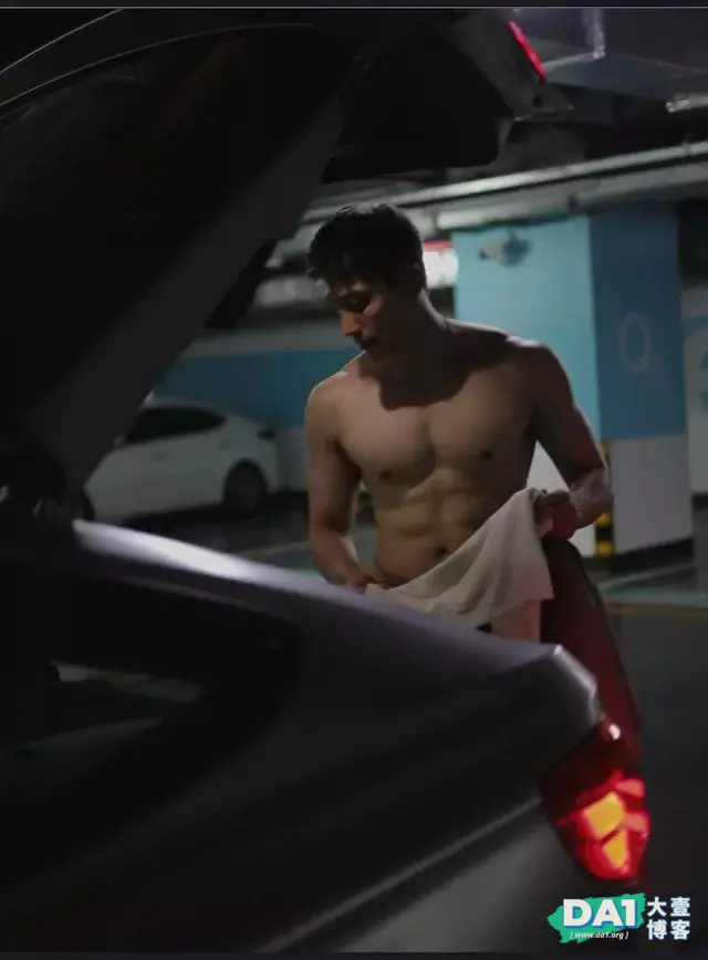 在停车场换衣服被抓拍的肌肉型男,这身材爱了 在停车场换衣服被抓拍的肌肉型男,这身材爱了