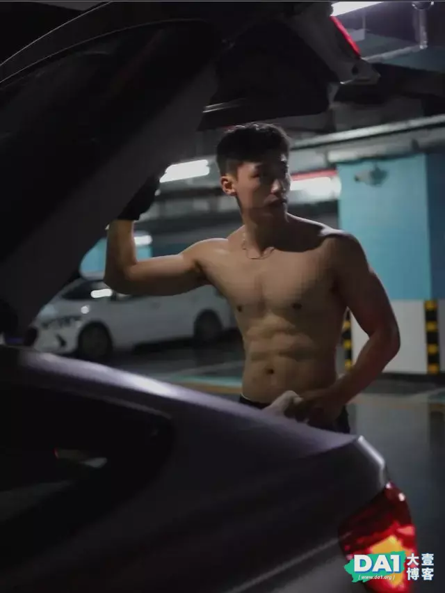 在停车场换衣服被抓拍的肌肉型男,这身材爱了 在停车场换衣服被抓拍的肌肉型男,这身材爱了