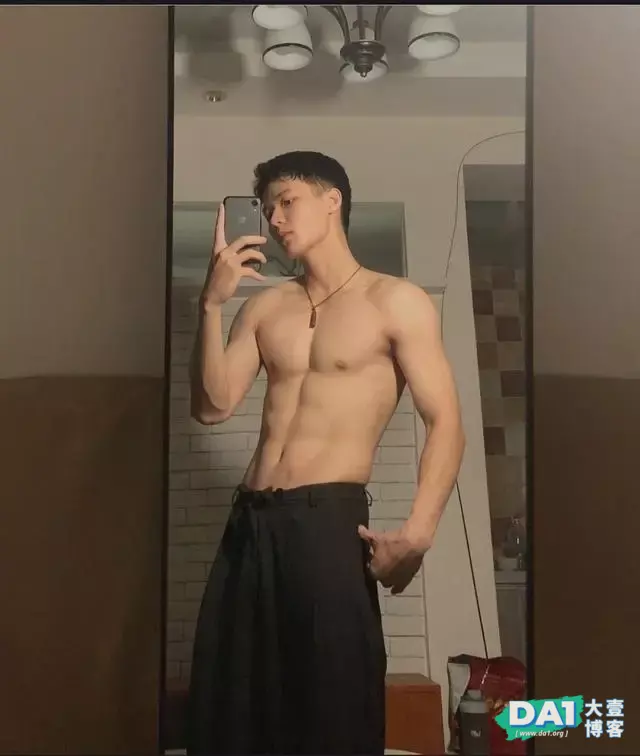 对着镜子玩自拍、秀身材的肌肉“小狼狗” 对着镜子玩自拍、秀身材的肌肉“小狼狗”