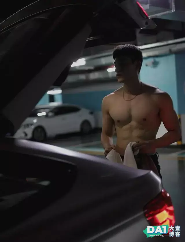 在停车场换衣服被抓拍的肌肉型男,这身材爱了 在停车场换衣服被抓拍的肌肉型男,这身材爱了