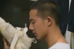 网吧抓拍到光着膀子的寸头肌肉帅哥，很帅气哦-大壹博客